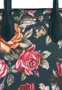 Borsa a mano in pelle verde scuro con stampa floreale in tonalità di rosa, arancione, bianco, foglie verdi e una piccola decorazione a forma di ape dorata.