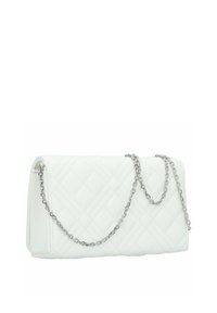 Borsa a tracolla in ecopelle bianca trapuntata, di forma rettangolare, con tracolla in catena argentata e un design elegante. Nessun motivo o accessorio aggiuntivo.