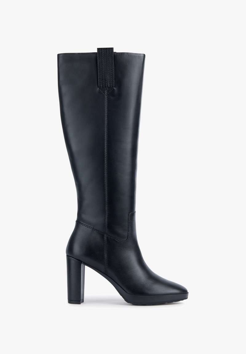 Botte en cuir noir hauteur genou avec un bout pointu, un talon bloc solide et des détails de couture verticaux ; dispose d'un tirant en haut pour un enfilage facile.