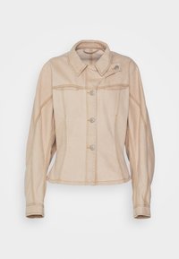 Veste en denim beige clair avec un col structuré, fermeture à boutons et deux poches frontales. Présente des coutures contrastées et une coupe ajustée.