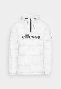 Giacca bianca trapuntata con cappuccio e mezza zip, lacci neri e grande logo "ellesse" sulla pattina della tasca sul petto.