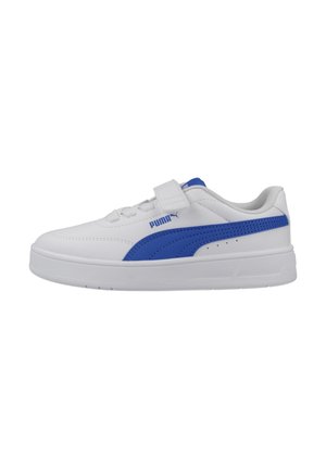 Zapatilla blanca Puma con detalle de raya azul, correa de velcro y suela acolchada, mostrada de lado sobre un fondo blanco.