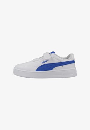 Λευκό αθλητικό παπούτσι Puma με μπλε ρίγα, λεπτομέρεια με αυτοκόλλητο και μαλακή σόλα, εμφανίζεται από το πλάι σε λευκό φόντο.
