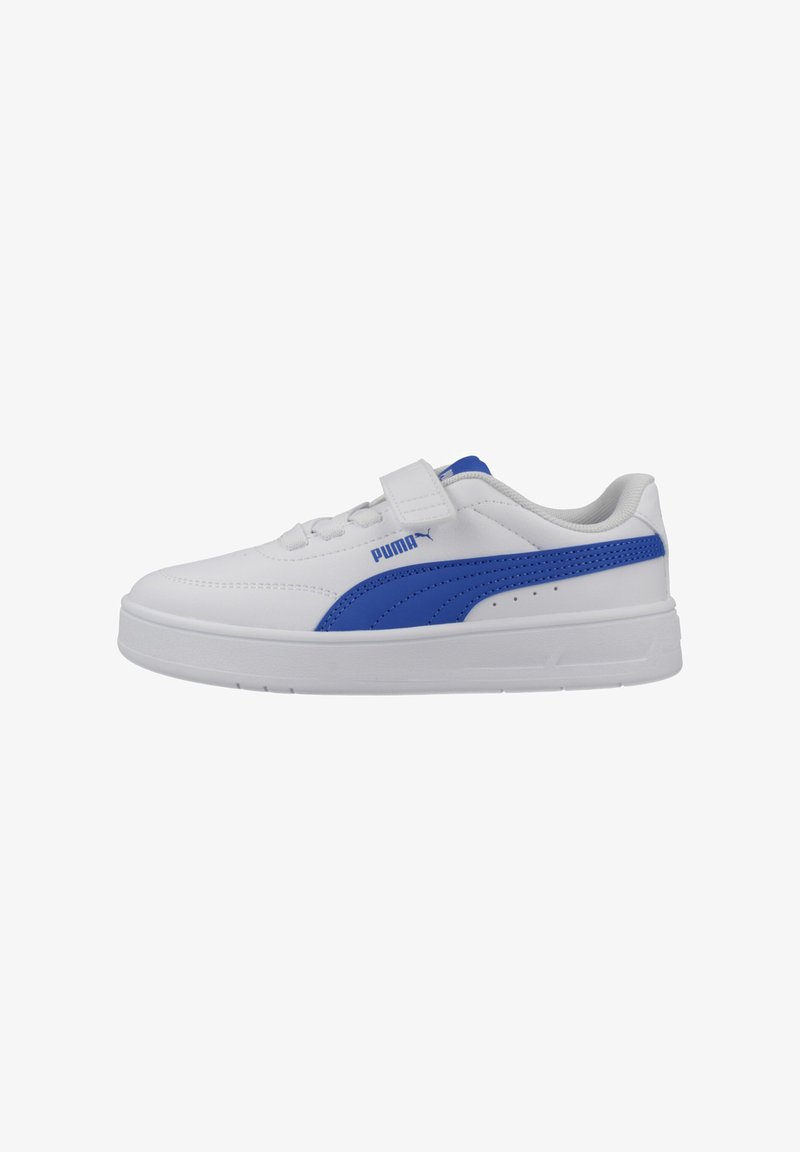 Λευκό αθλητικό παπούτσι Puma με μπλε ρίγα, λεπτομέρεια με αυτοκόλλητο και μαλακή σόλα, εμφανίζεται από το πλάι σε λευκό φόντο.