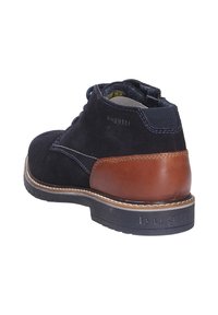 Botine din suede navy cu accente din piele maro, talpă din cauciuc și cusături albe contrastante. Prezintă un design cu șireturi și vârf rotunjit.