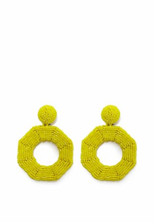 Boucles d’oreilles jaunes perlées avec une tige circulaire et un design de créole octogonal ouvert, posées à plat sur fond blanc.
