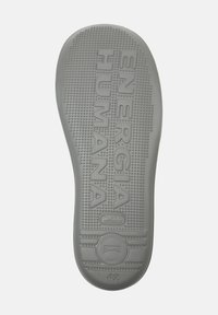 Graue Gummisohle mit strukturierten Punkten und dem geprägten Text "ENERGIA HUMANA" in der Mitte. Größe gekennzeichnet als "42."