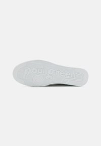 Hvit gummisåle med en teksturert mønster og "paul green" preget, inkludert sirkulære detaljer. Generelt glatt overflate.