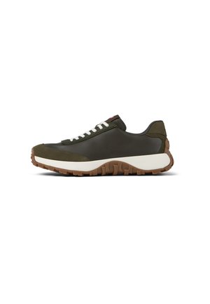 Zapatillas de color verde oliva con parte superior de cuero, cordones blancos y suela de goma textura marrón. Cuenta con una puntera redondeada y un diseño de perfil bajo.