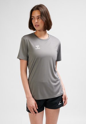 Grå kortærmet træningstrøje lavet af glat, fugttransporterende stof. Har rund hals og en lille hvid logo på brystet.