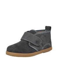 Bota de ante gris para tobillo con correa de Velcro, costuras azules contrastantes, suela de goma y lengüeta en la parte trasera para facilitar su colocación.