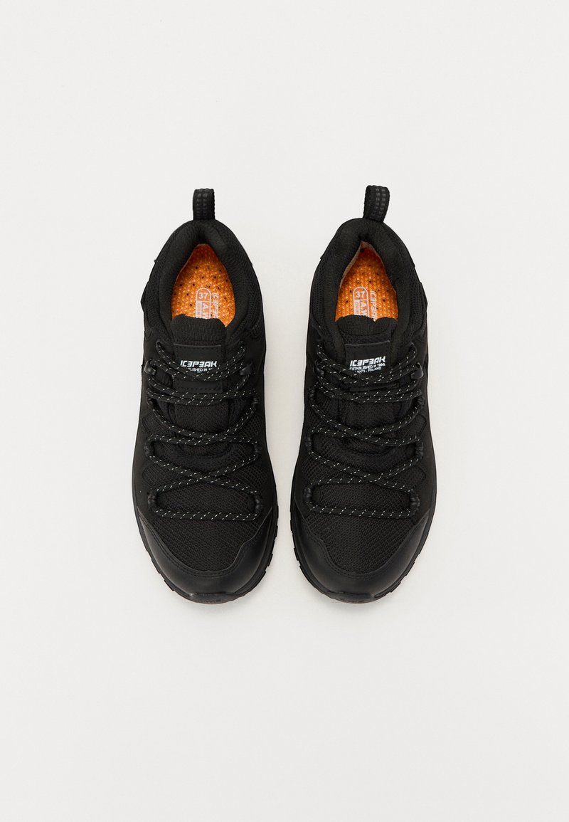 Czarne buty sportowe z teksturowaną cholewką, elastycznymi sznurowadłami i pomarańczową wkładką. Posiadają wzmocnione podeszwy i pętelkę z tyłu.