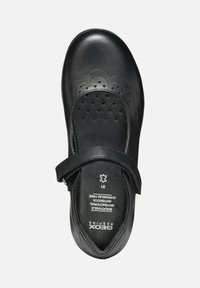 Scarpa Mary Jane in pelle nera con punta arrotondata, dettagli perforati, accenti scallop e una fascia in velcro per una chiusura sicura.