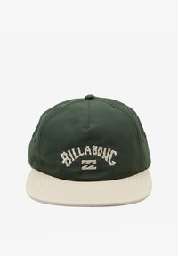 Groene pet met een beige klep, voorzien van het witte 'Billabong' logo en gebogen stiksels. Gemaakt van lichtgewicht stof, met zichtbare bovenknop.