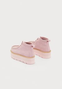 Ροζ σουέτ μποτάκια με υφή nubuck, στρογγυλή μύτη και χοντρή σόλα σε ροζ και μπεζ. Διαθέτουν διακοσμητικά κορδόνια και λαβή.