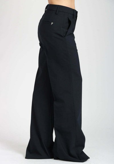 Pantaloni neri a gamba larga in un mix di cotone, con tasche frontali, vita aderente e dettagli hardware minimalisti vicino alla tasca posteriore.