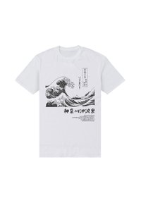 Bílý bavlněný tričko s ilustrací velké vlny v černé barvě a japonským textem a detaily pod grafikou.