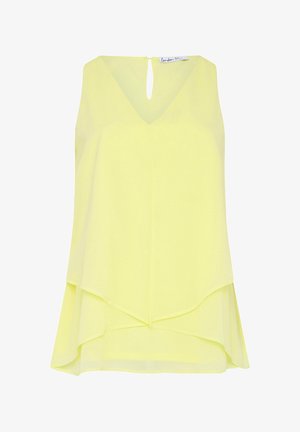 Mouwloze lichtgele blouse met laagjes, V-hals en een oogje met knoopsluiting aan de achterkant, gemaakt van een licht en soepel materiaal.