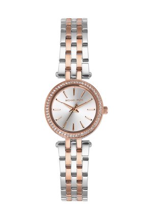 Tweekleurig zilver en roségouden Michael Kors polshorloge met kristallen bezels, zilveren wijzerplaat en roségouden uurmarkeringen en wijzers.