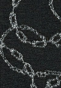 Czarny materiał z wzorem w srebrne ogniwa łańcucha, o teksturowej powierzchni, która kontrastuje z błyszczącymi akcentami wzoru.