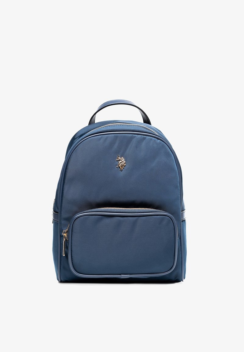 Rucsac albastru din nailon, cu o formă rotunjită, buzunar frontal cu fermoar, un mic emblemă pe față și mânere negre. Are o textură netedă.