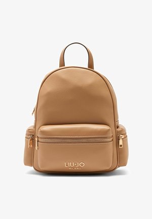 Sac à dos en cuir marron clair avec une forme arrondie, doté d'une poche avant zippée et d'accents métalliques dorés. Logo embossé en bas.