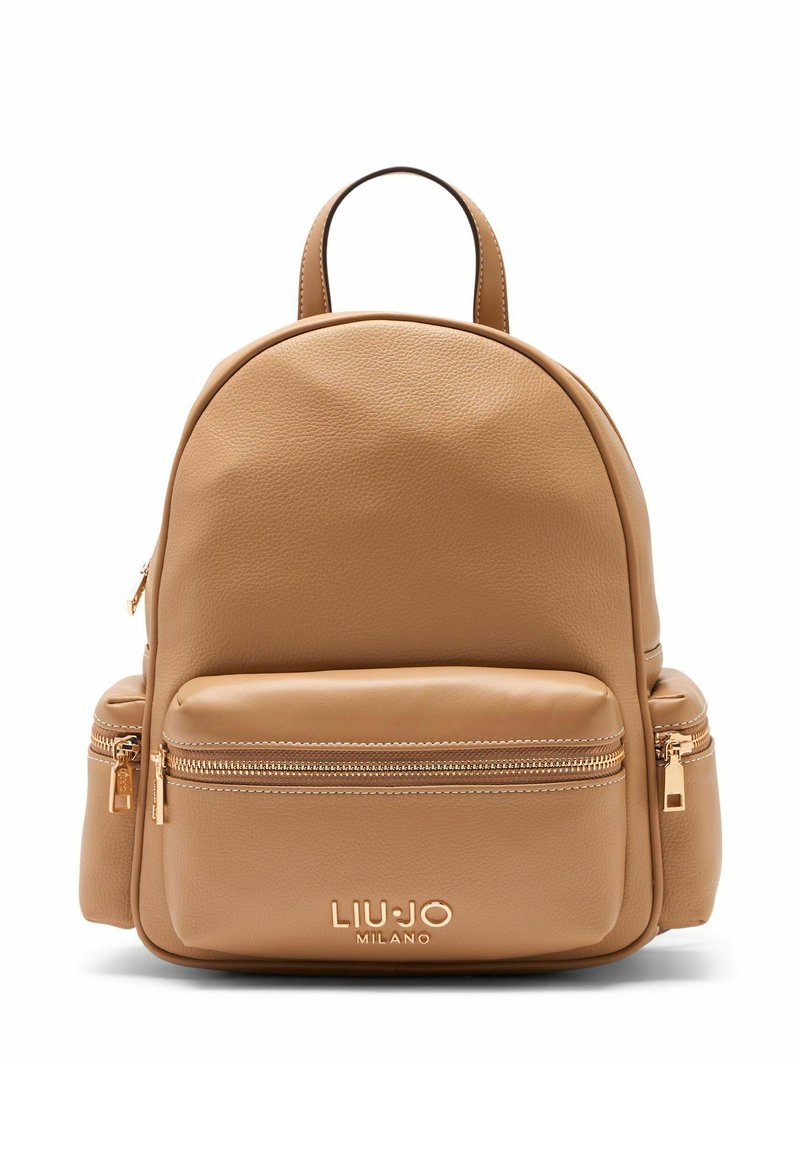 Mochila de cuero color coñac con forma redondeada, que cuenta con un bolsillo frontal con cremallera y detalles en herrajes dorados. Logotipo en relieve en la parte inferior.