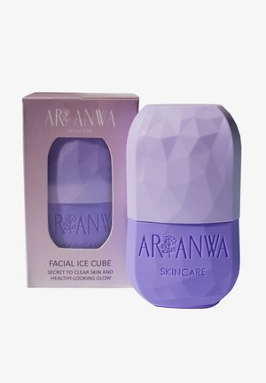 Cube de glace pour le visage violet au design facetté, logé dans une boîte assortie de couleur violette affichant le nom de la marque "ARIANWA" et la description du produit.