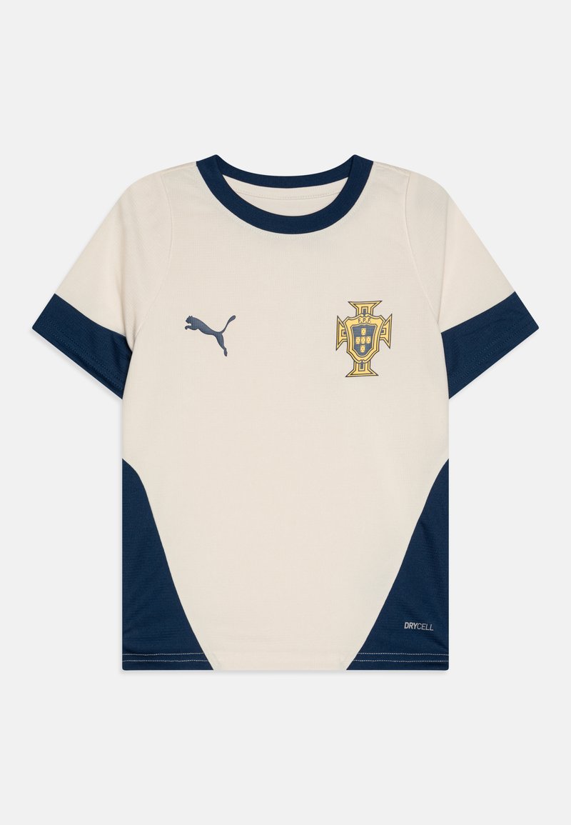 Maglietta sportiva bianca e blu navy con colletto e polsini blu navy, logo Puma sul lato sinistro del petto e un'emblema a forma di scudo giallo sul lato destro del petto.