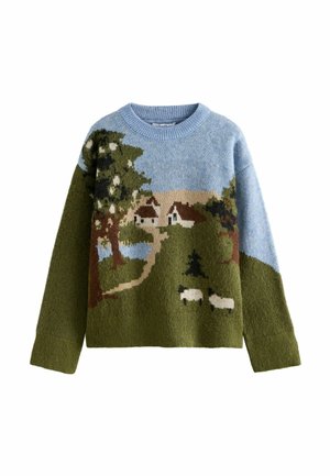 Maglione blu chiaro e verde con un motivo a maglia che rappresenta un paesaggio campestre con alberi, case, un sentiero, uno stagno e due pecore bianche.