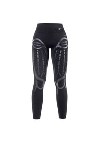 Zwarte leggings met reflecterende grijze accenten en een patronenontwerp, met textuurelementen op de dijen en een hoge tailleband voor ondersteuning.