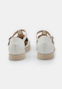 Bata Balerinke s trakom oko gležnja - bianco