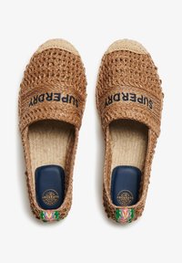 Braun geflochtene Espadrilles mit einer strukturierten Oberseite und navyfarbenem Innenfutter. Gesticktes "SUPERDRY"-Logo auf dem Riemen. Bunte Akzentuierung an der Ferse.