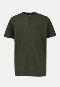 Camiseta verde oliva de manga corta hecha de algodón suave, con un cuello redondo con una tapeta de tres botones y un ajuste relajado.