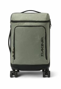 Maleta rodante de tela verde claro, con acentos negros, bolsillo delantero con cremallera, detalle del logo, cuatro ruedas y asa superior para un fácil transporte.