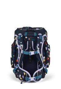 Rucksack aus navy-farbenem Stoff mit bunten Punkten, mehreren verstellbaren Riemen, einem Netzrückenpaneel und kontrastierenden lila Akzenten.