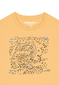 Korte mouw gele T-shirt met een zwart omlijnd kaartontwerp van bergen, bomen en wegen in een speelse, illustratieve stijl.