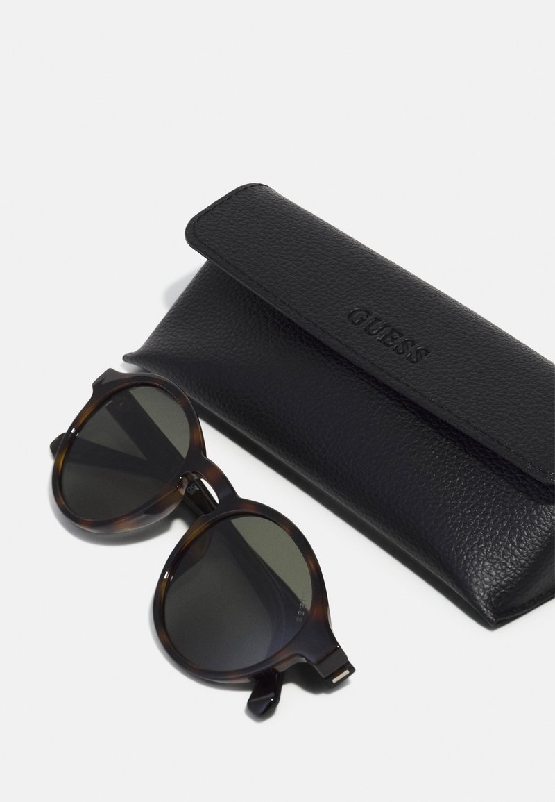 Herren Taschen & Koffer | Guess UNISEX Sonnenbrille dark havana/braun - ZS93352 Herren Taschen & Koffer | Guess UNISEX Sonnenbrille dark havana/braun - ZS93352