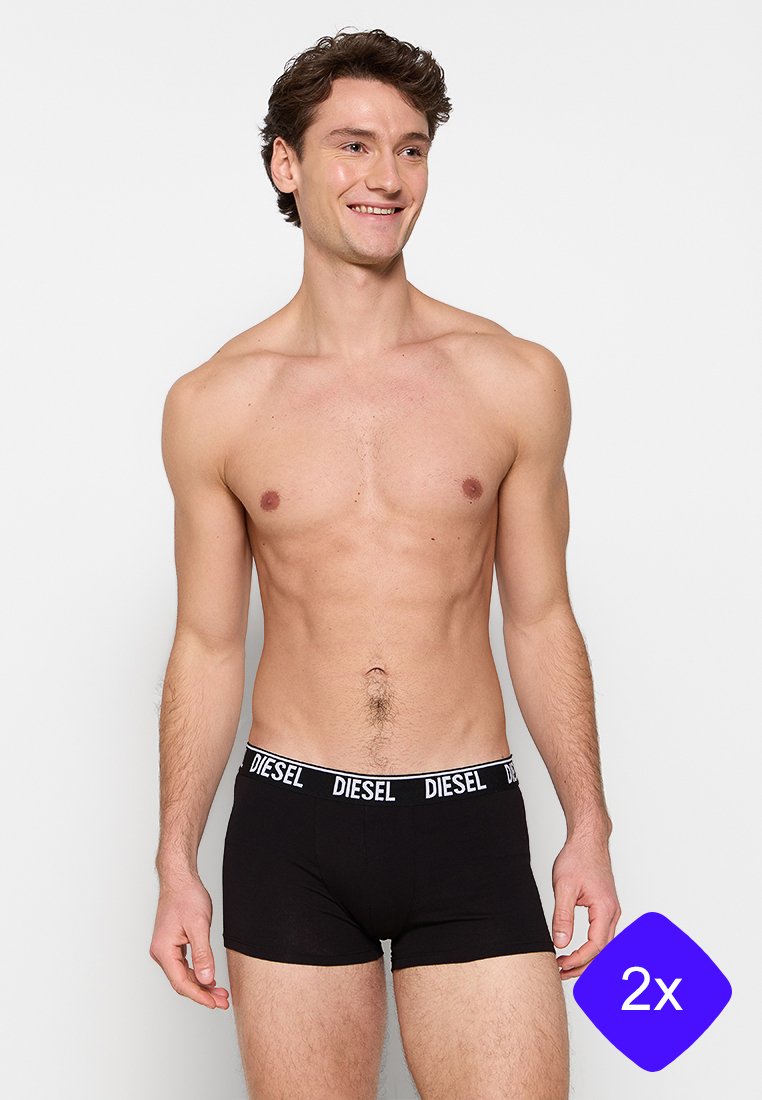 Schwarze Baumwollboxershorts mit einem weißen "DIESEL"-Bund. Präsentiert an einem Modell mit kurzen Haaren und einem neutralen Hintergrund.