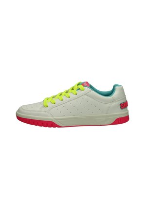 Sneaker bianco con design perforato, lacci gialli brillanti, colletto teal e suola rosa. Accenti includono dettagli del logo sul tallone.