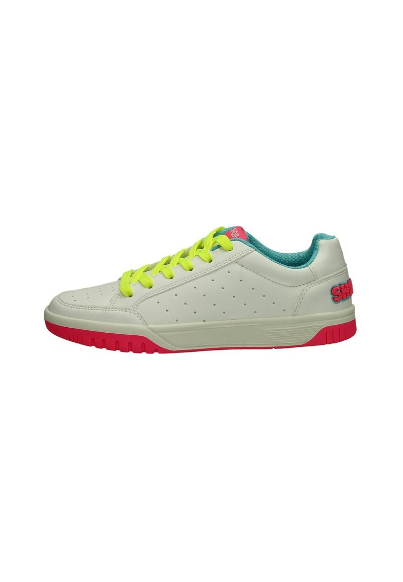 Sneaker bianco con design perforato, lacci gialli brillanti, colletto teal e suola rosa. Accenti includono dettagli del logo sul tallone.