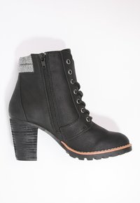 Stivaletto nero realizzato in ecopelle testurizzata, con zip laterale, lacci davanti e una ribattitura in tessuto pattern con tacco a blocco.