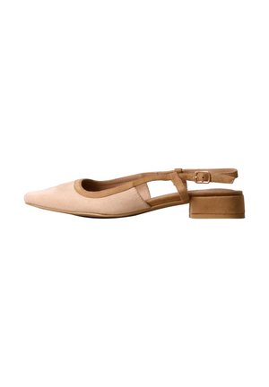 Beige damesslingback met lage blokhak en enkelriem met gesp, puntige neus en zacht suède-achtig materiaal.