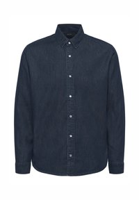 Camisa de mezclilla oscura abotonada con cuello, mangas largas y botones blancos, con una textura suave y un dobladillo recto.