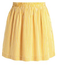 Jupe jaune à rayures blanches verticales, avec une ceinture froncée et une silhouette évasée, fabriquée en tissu léger.