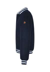 Marineblauwe varsity-jack met witte gestreepte kraag en manchetten, drukknoopsluiting en geborduurd logo op de linkerborst. Zachte textuur.