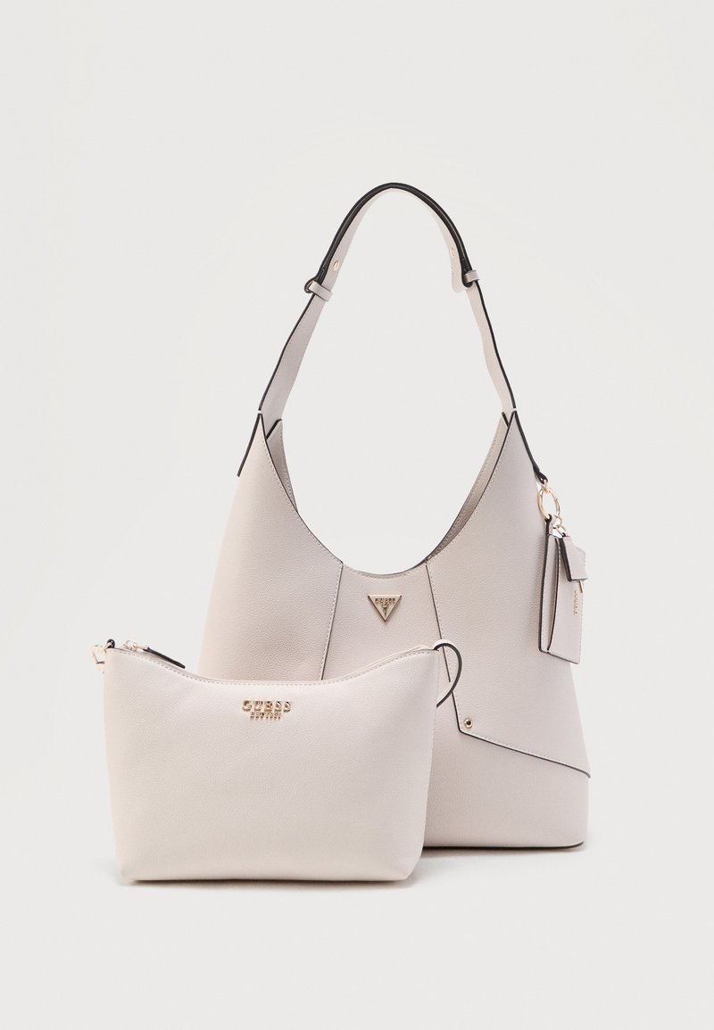 Ανοιχτό μπεζ δερμάτινη τσάντα ώμου με ρυθμιζόμενο λουράκι και μικρό τσαντάκι σετ, διακοσμημένα με χρυσούς λογότυπους της μάρκας.