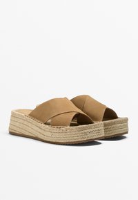 Rjave semiš wedge sandale z zasnovo čez pas, jute-oblečen srednji del in teksturiran gumijast podplat. Podplati so približno 3 cm debeli.