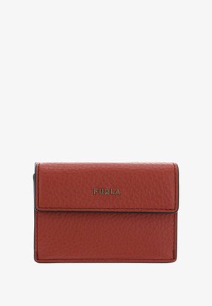 Portefeuille compact en cuir rouge texturé avec fermeture à rabat et logo "Furla" en lettres dorées sur le devant.