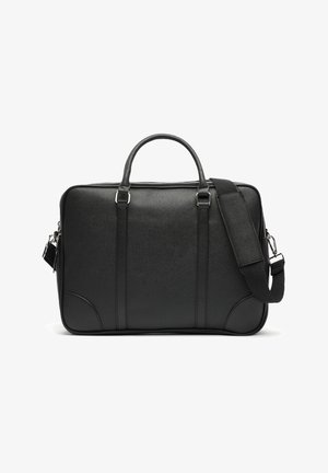 Mallette en cuir noir avec double poignée, bandoulière rembourrée réglable et ferrures argentées sur fond blanc.